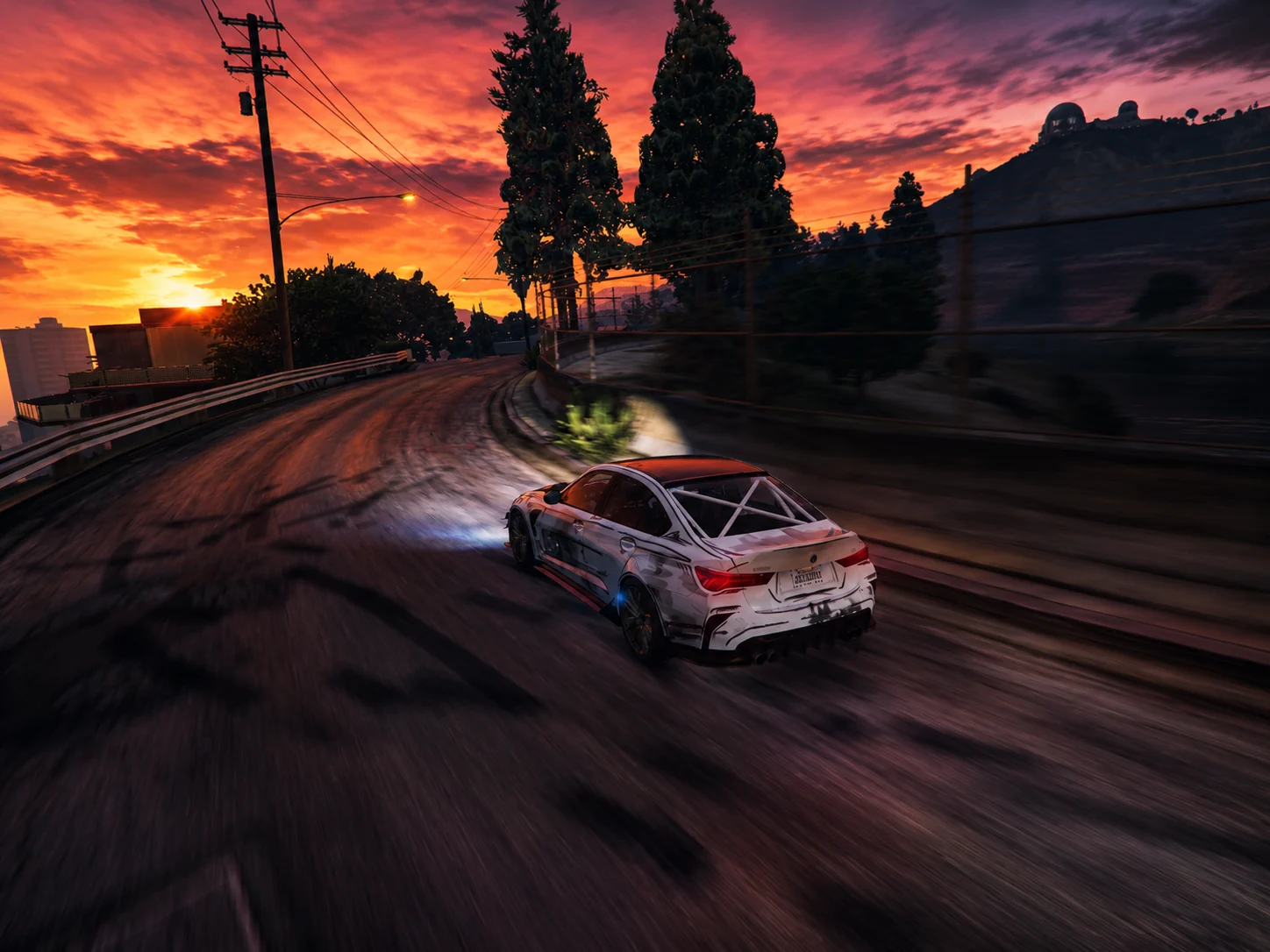 Un'auto da corsa affronta una curva sulle colline di Los Santos al tramonto.